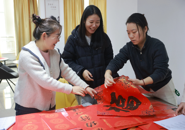 新乡中院组织干警“写春联·送祝福”活动               